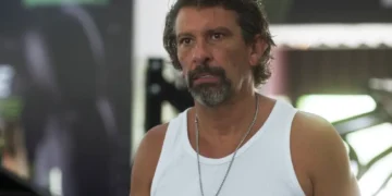 Osmar vai se jogar em cima de teto de ônibus