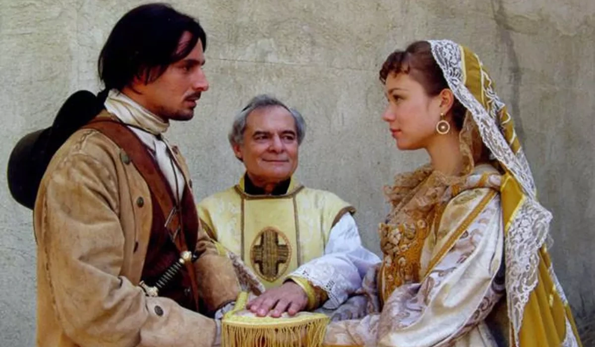 Murilo Rosa (Diogo) e Mariana Ximenes (Izabel) em cena com Othon Bastos (Padre José) em A Padroeira (Foto: Acervo TV Globo)