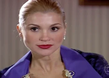 Cristina (Flávia Alessandra) em cena de Alma Gêmea (Foto: Reprodução/TV Globo)