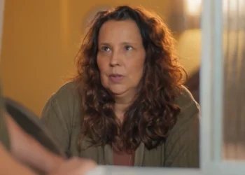 Ana Beatriz Nogueira em uma de suas últimas cenas como Moema em Mania de Você (Foto: Reprodução/TV Globo)