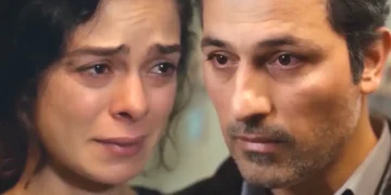 Bahar (à esquerda) e Arif (à direita), ambos com os olhos marejados em cena de Força de Mulher.