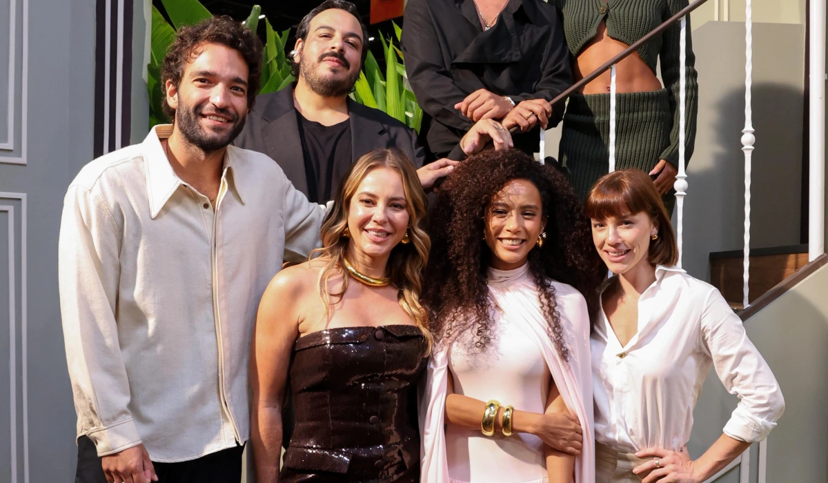 Humberto Carrão, Paolla Oliveira, Taís Araújo e Alice Wegmann em cenário de Vale Tudo na CCXP (Foto: João Cotta/TV Globo)