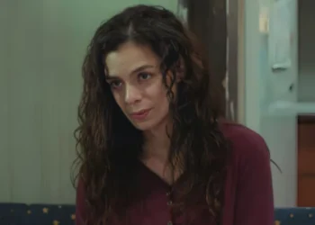 Özge Özpirinçci (Bahar) em cena de Força de Mulher (Foto: Reprodução/Record)