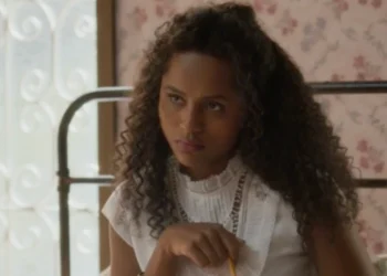 Duda Santos (Beatriz) em Garota do Momento (Foto: Reprodução/TV Globo)