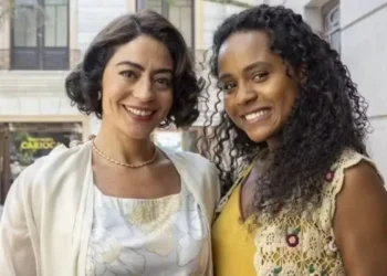 Clarice (Carol Castro) e Beatriz (Duda Santos) em Garota do Momento (Foto: Divulgação/TV Globo)