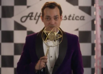 Alfredo Honório (Eduardo Sterblitch) homenageou Gugu em Garota do Momento (Foto: Reprodução/TV Globo)