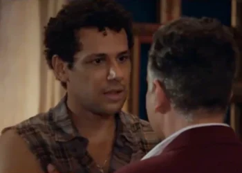 Chico (Amaury Lorenzo) e Gigi (Rodrigo Fagundes) em cena cortada de Volta por Cima (Foto: Reprodução/TV Globo)