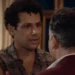 Chico (Amaury Lorenzo) e Gigi (Rodrigo Fagundes) em cena cortada de Volta por Cima (Foto: Reprodução/TV Globo)