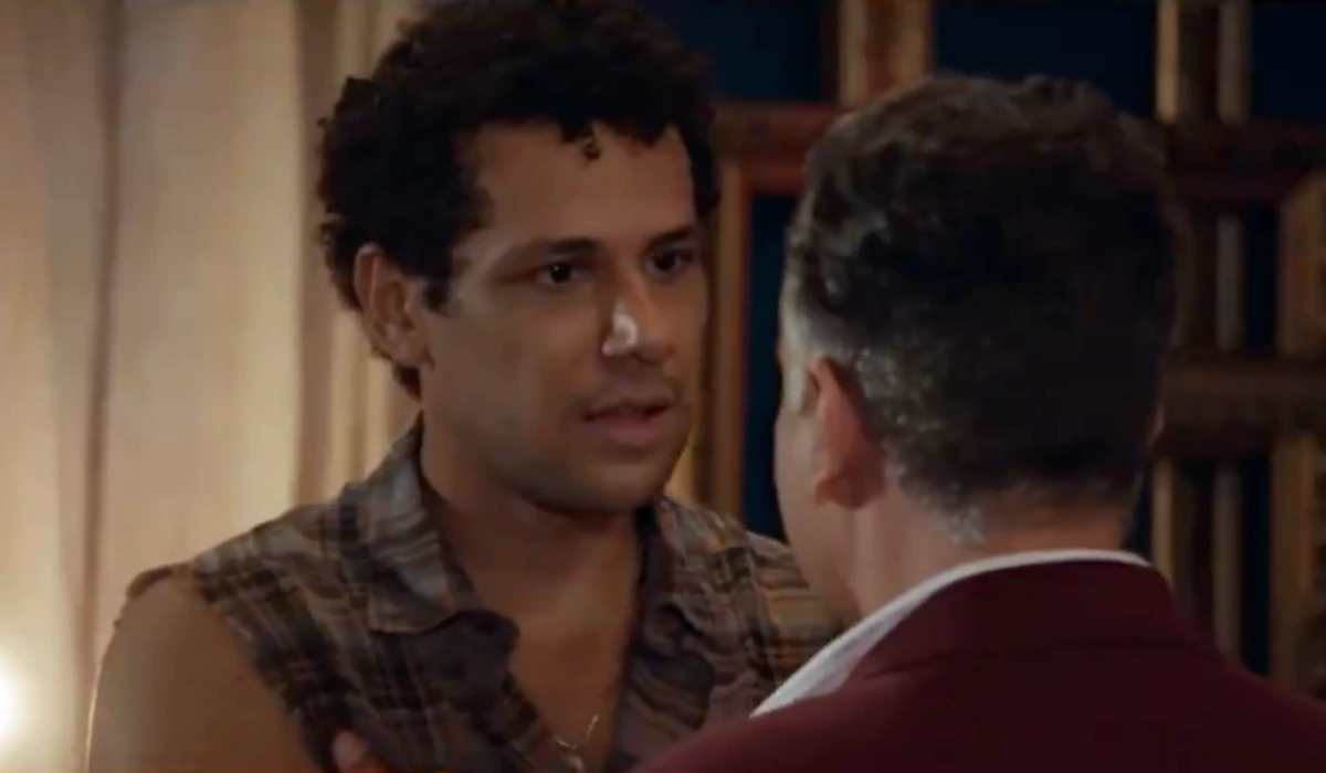 Chico (Amaury Lorenzo) e Gigi (Rodrigo Fagundes) em cena cortada de Volta por Cima (Foto: Reprodução/TV Globo)