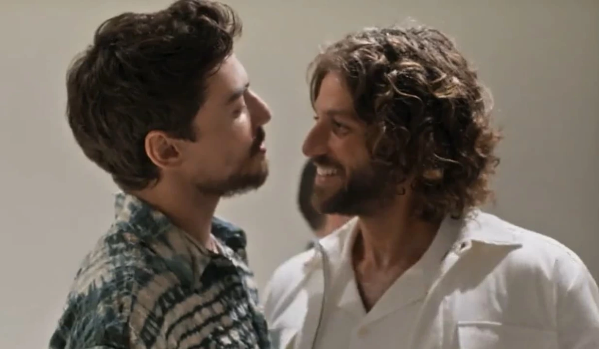 Iberê (Jaffar Bambirra) e Mavi (Chay Suede) em cena de Mania de Você (Foto: Reprodução/TV Globo)