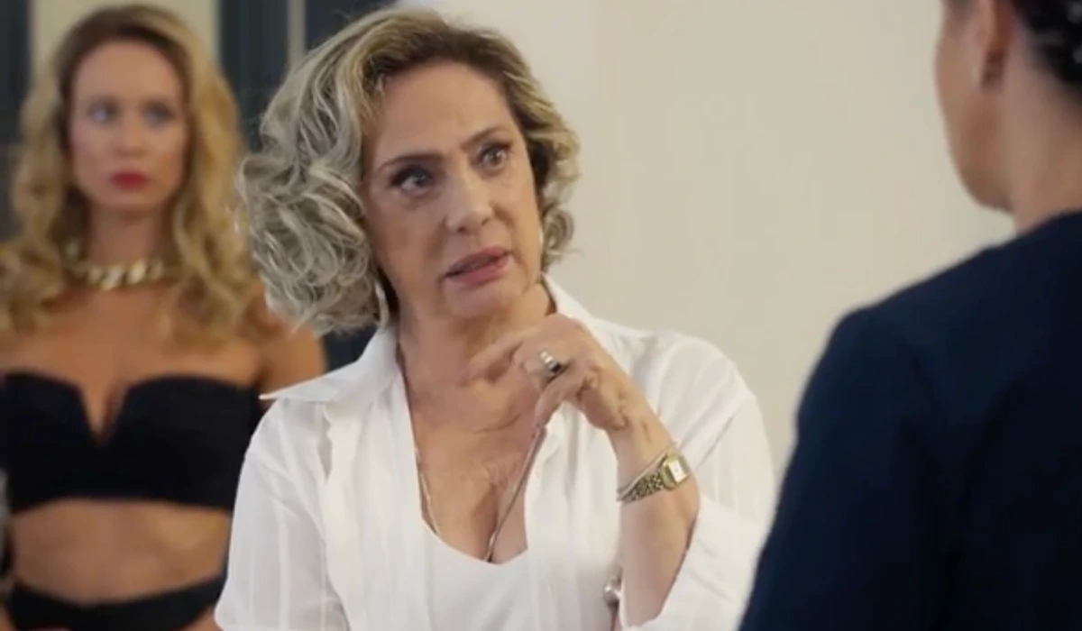 Berta (Eliane Giardini) em Mania de Você (Foto: Reprodução/TV Globo)