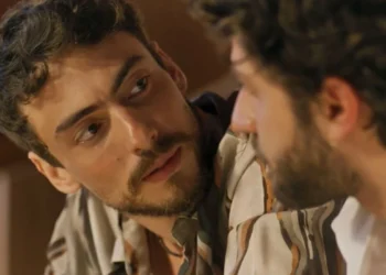 Iberê (Jaffar Bambirra) e Mavi (Chay Suede) em Mania de Você (Foto: Reprodução/TV Globo)