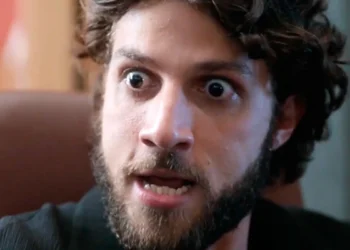 Mavi (Chay Suede) em Mania de Você (Foto: Reprodução/TV Globo)