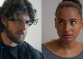 Mavi (Chay Suede) e Viola (Gabz) em Mania de Você (Foto: Reprodução/TV Globo)