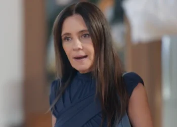 Mércia (Adriana Esteves) em cena de Mania de Você (Foto: Reprodução/TV Globo)