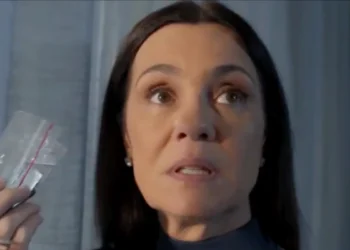 Mércia (Adriana Esteves) em cena de Mania de Você (Foto: Reprodução/TV Globo)