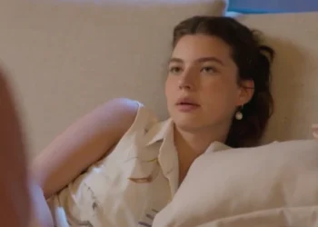 Michele (Alanis Guillen) em Mania de Você (Foto: Reprodução/TV Globo)