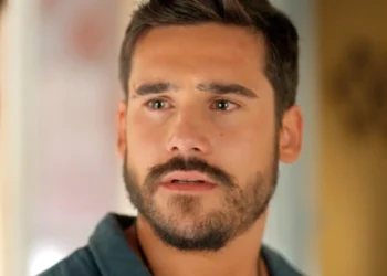 Rudá (Nicolas Prattes) em Mania de Você (Foto: Reprodução/TV Globo)