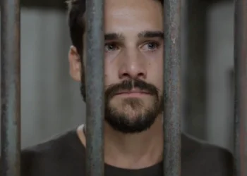 Nicolas Prattes (Rudá) em cena de Mania de Você (Foto: Reprodução/TV Globo)