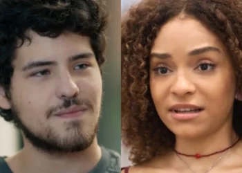 Tomás (Paulo Mendes) e Evelyn (Gi Fernandes) em Mania de Você (Foto: Reprodução/TV Globo)