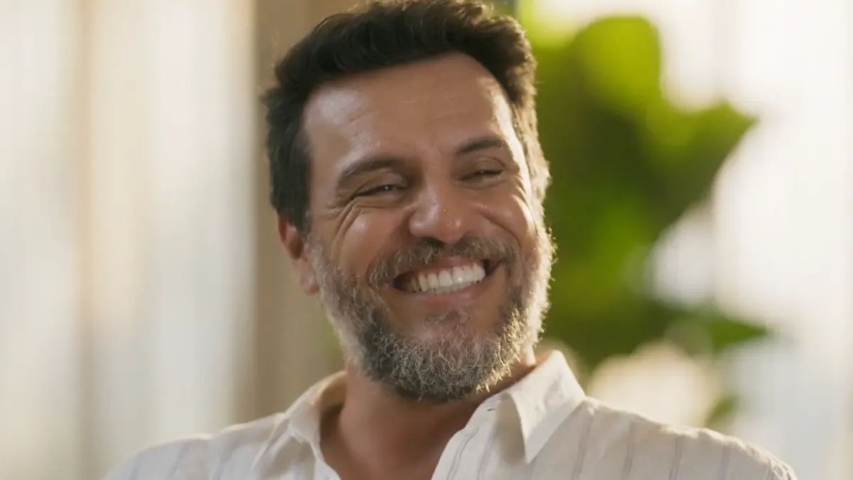 Molina sorrindo em cena de Mania de Você.