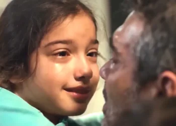 Nisan chorando diante de Sarp em cena da novela Força de Mulher, da Record.