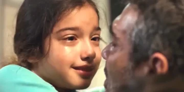 Nisan chorando diante de Sarp em cena da novela Força de Mulher, da Record.