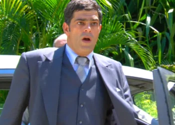 Rafael descobre que Serena está sob a mira da arma de Cristina na mansão e entra sozinho sem a ajuda da polícia: “já perdi meu amor uma vez, não perderei outra”