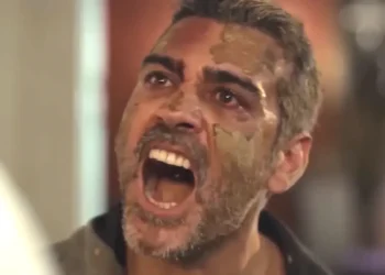 Sarp com o rosto sujo de terra e gritando em cena de Força de Mulher.