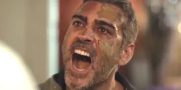 Sarp com o rosto sujo de terra e gritando em cena de Força de Mulher.
