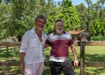 José de Abreu posa ao lado de André Câmara nos bastidores das gravações