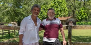 José de Abreu posa ao lado de André Câmara nos bastidores das gravações