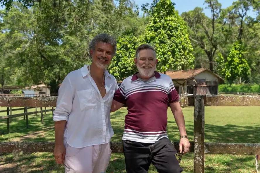 José de Abreu posa ao lado de André Câmara nos bastidores das gravações