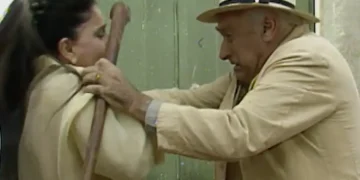Covarde, Zé Esteves flagra Tonha usando a roupa de Tieta para ir à quermesse e rasga a peça na frente de todos: “vá vestir uma roupa decente”