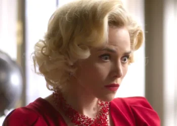 Zélia com os olhos arregalados em cena da novela Garota do Momento.