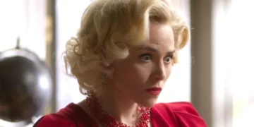 Zélia com os olhos arregalados em cena da novela Garota do Momento.