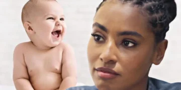Bebê sorrindo (à esquerda), sendo observado por Viola (à direita).