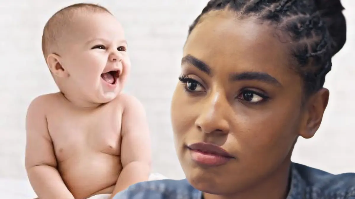 Bebê sorrindo (à esquerda), sendo observado por Viola (à direita).