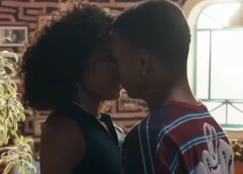 Tati e Nando se beijam