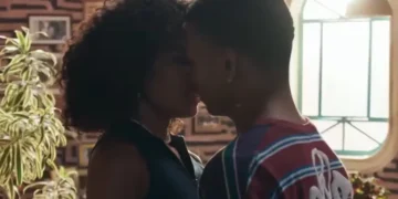 Tati e Nando se beijam