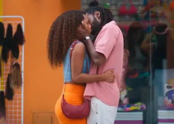 Jão e Madalena se beijam
