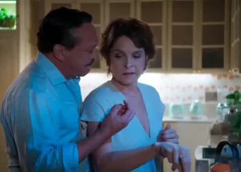 Sebastian ajuda Joyce na cozinha