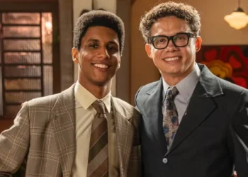 Carlito (Caio Cabral) e o pai, Érico (Silvero Pereira), em Garota do Momento (Foto: Léo Rosário/TV Globo)