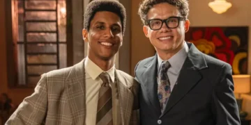 Carlito (Caio Cabral) e o pai, Érico (Silvero Pereira), em Garota do Momento (Foto: Léo Rosário/TV Globo)