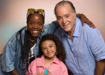 Clara Moneke (Leona), Elis Cabral (Sofia) e Tony Ramos (Abel), os protagonistas de Dona de Mim (Foto: Manoella Mello/TV Globo)