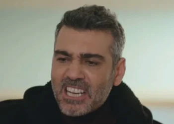 Sarp (Caner Cindoruk) em cena de Força de Mulher (Foto: Divulgação/Record)