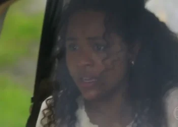 Duda Santos (Beatriz) em Garota do Momento (Foto: Reprodução/TV Globo)
