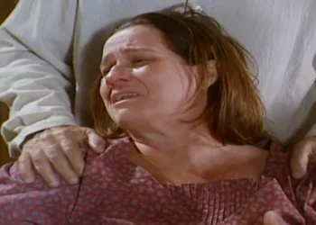 Após anos desaparecida, Rosa lê no jornal a notícia sobre a morte de Tomé e toma coragem para mandar uma carta a Generosa: “Tive remorsos, chorei”