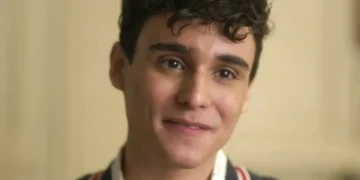 Guto, personagem de Pedro Goifman, com semblante de felicidade e emoção, em cena da novela Garota do Momento.