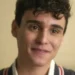 Guto, personagem de Pedro Goifman, com semblante de felicidade e emoção, em cena da novela Garota do Momento.